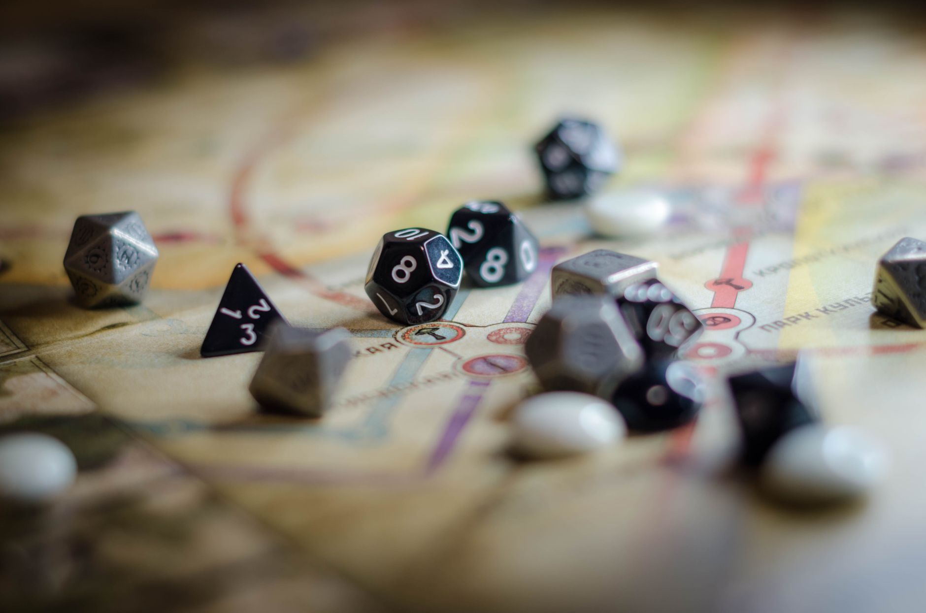One-shot jako sesja testowa: sprawdzanie systemu, świata i drużyny w praktyce Czarno-białe kości wielościenne rozrzucone na mapie gry RPG