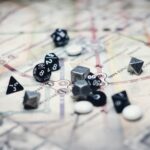 Wielościenne kości do RPG rozłożone na szczegółowej mapie świata