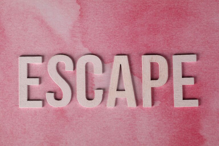 Escape room gra planszowa: który tytuł wybrać na jeden wieczór ze znajomymi?