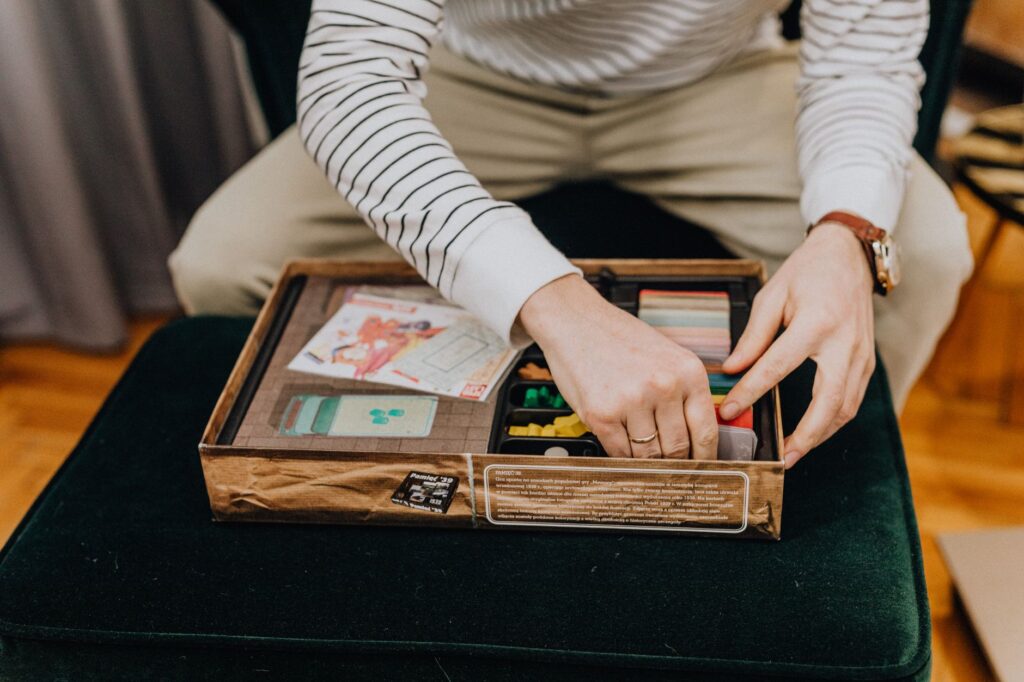 Escape room gra planszowa: który tytuł wybrać na jeden wieczór ze znajomymi?
